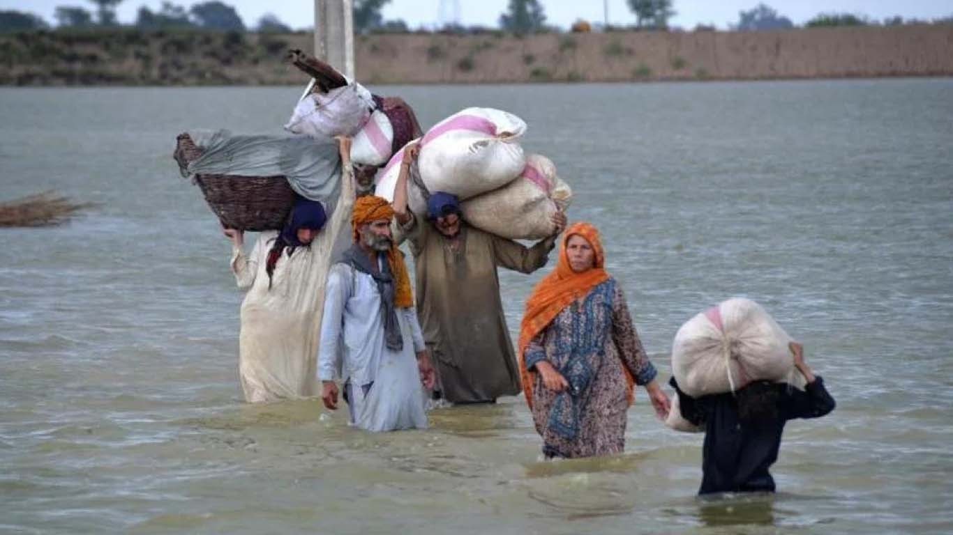 سیلاب زدہ علاقوں میں متاثرہ خاندان کشتیوں کے محتاج ہوگئے
