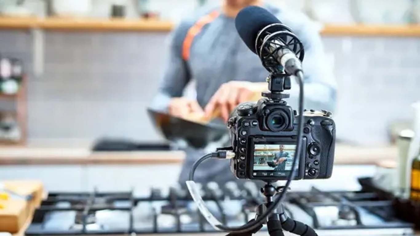 سوشل میڈیا انفلوئنسرز سب سے زیادہ ناقابلِ اعتماد پیشہ قرار