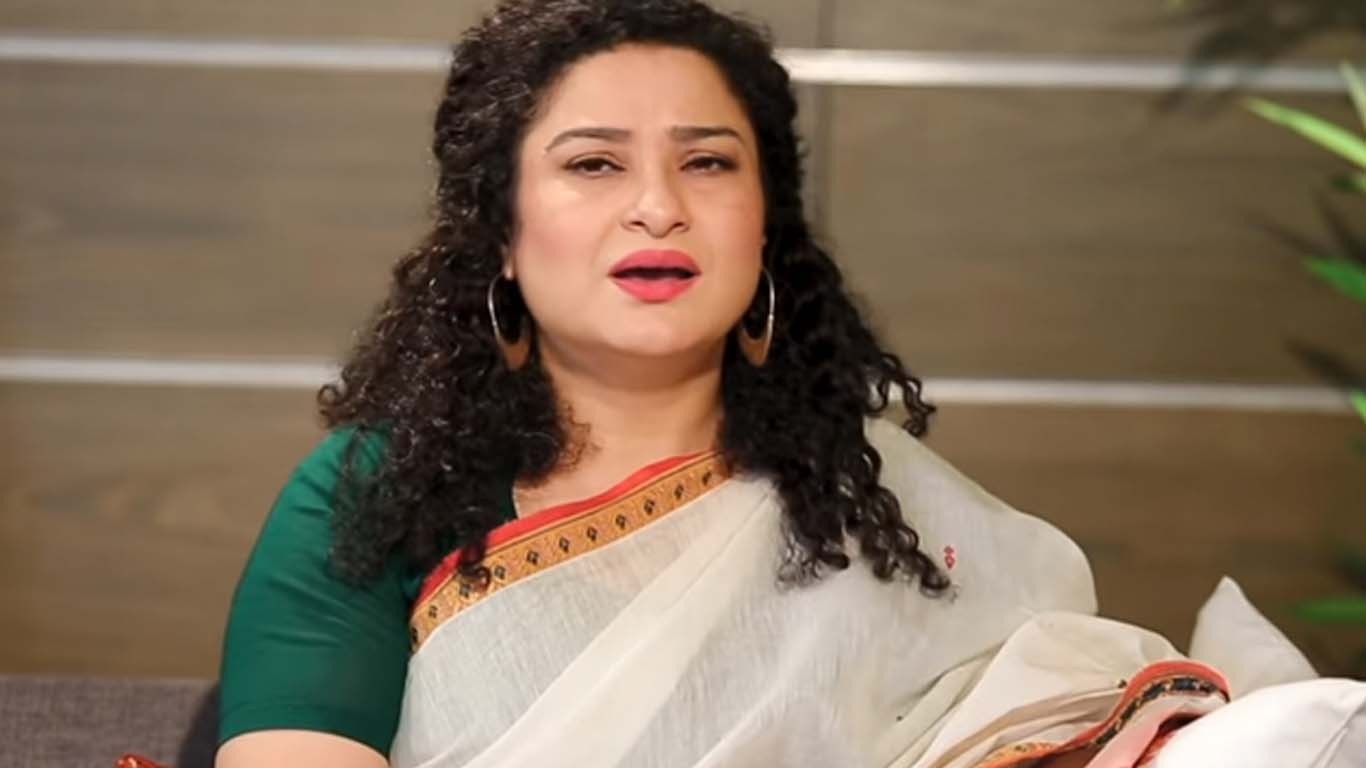 جتنا لوگ سمجھتے ہیں، اتنی زیادہ پڑھی لکھی نہیں، ثانیہ سعید