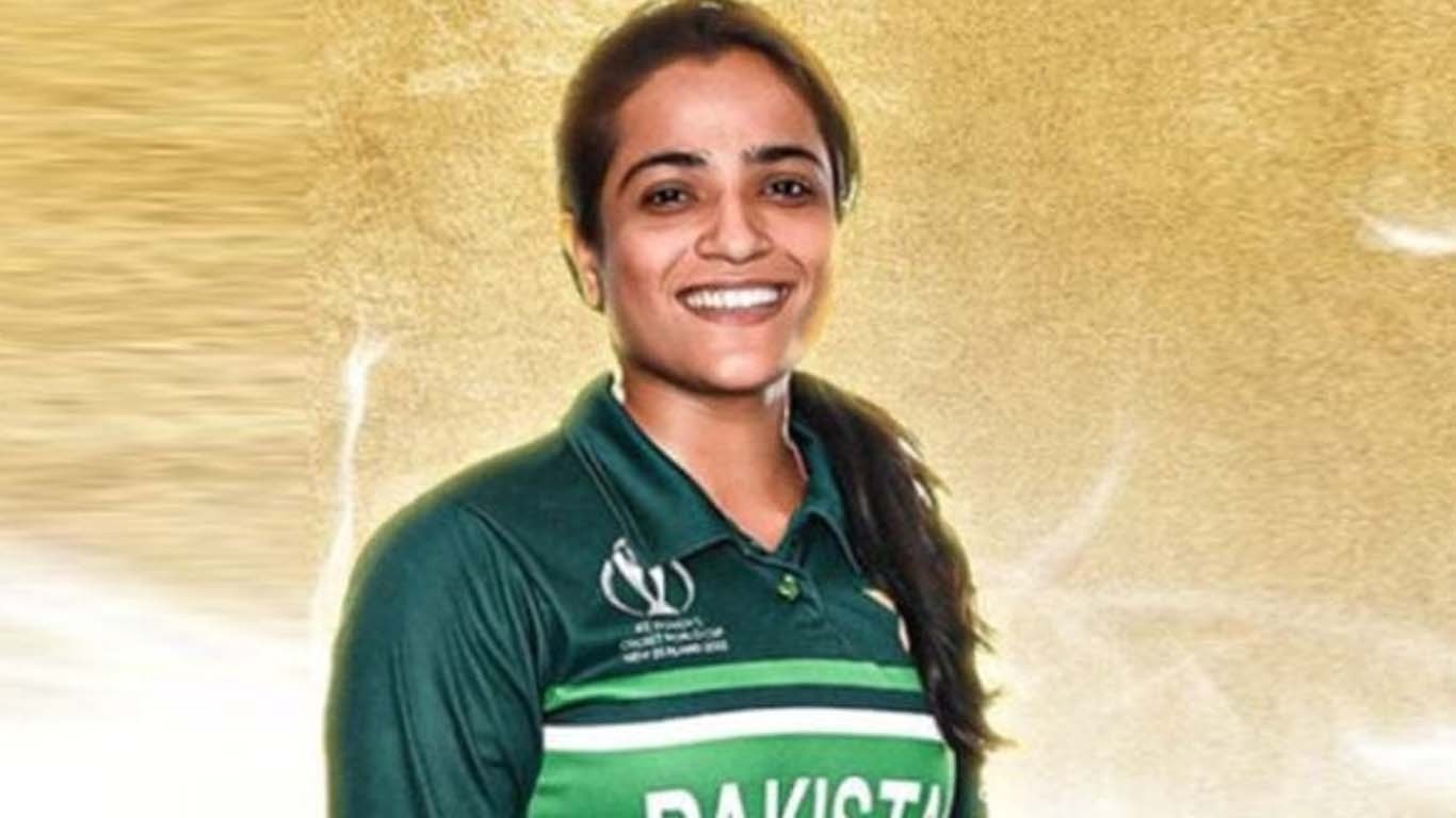 سدرہ امین کو شاندار بیٹنگ پرفارمنس پر سووینئر پیش کردیا گیا