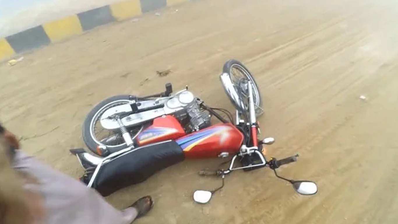 کراچی، ڈمپر نے 2 موٹر سائیکل سواروں کو کچل دیا