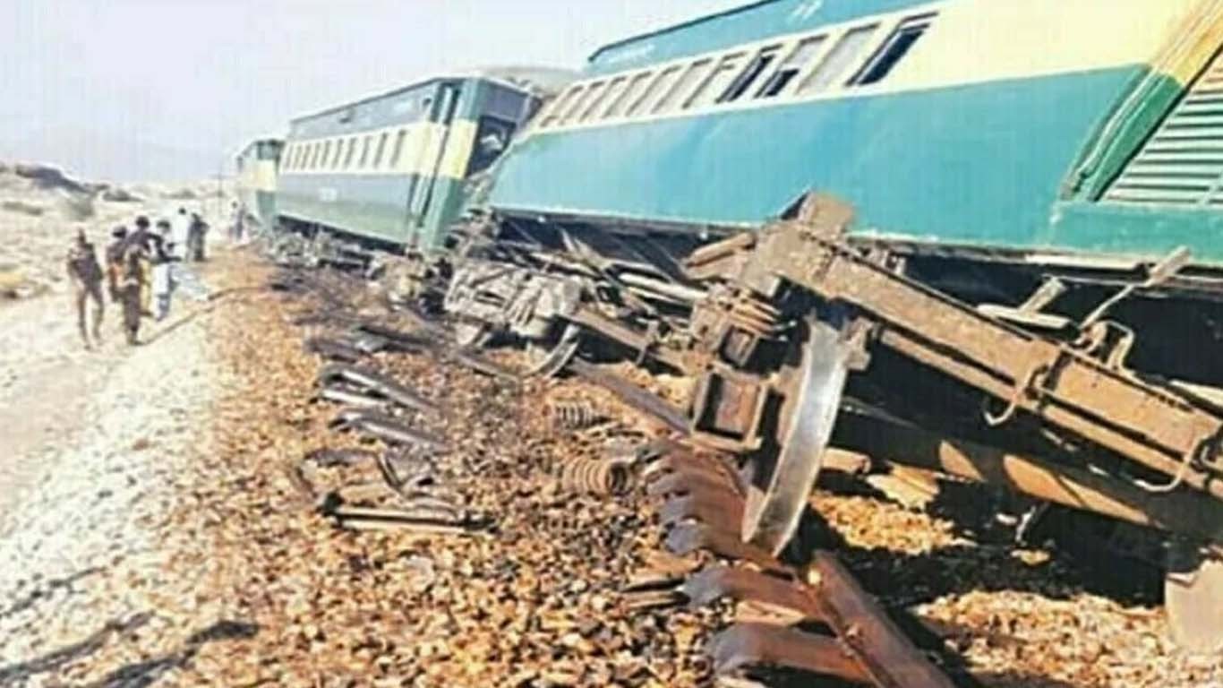 مستونگ ،ریلوے ٹریک پر دھماکہ، جعفر ایکسپریس کی 6 بوگیاں پٹری سے اتر گئیں