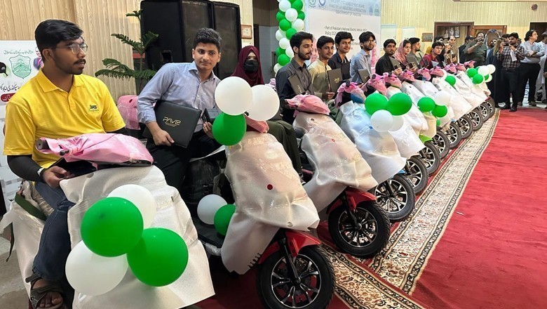انٹرمیڈیٹ میں پوزیشن پانے والے کراچی کے طلبا کو وزیراعظم کا الیکٹریکل موٹر سائیکلیں دینے کا اعلان