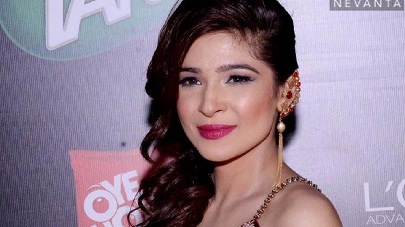 بہت سے مرد حدیں کراس کرنے کی کوشش کرتے تھے، عائشہ عمر کا انکشاف