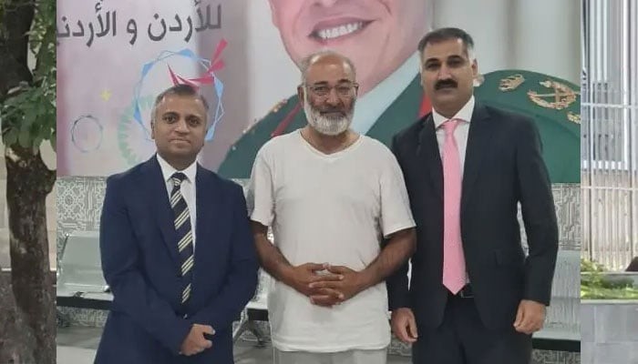 سینیٹر مشتاق اسرائیلی جیل سے رہا، 'ہم پر کتے چھوڑے گئے'