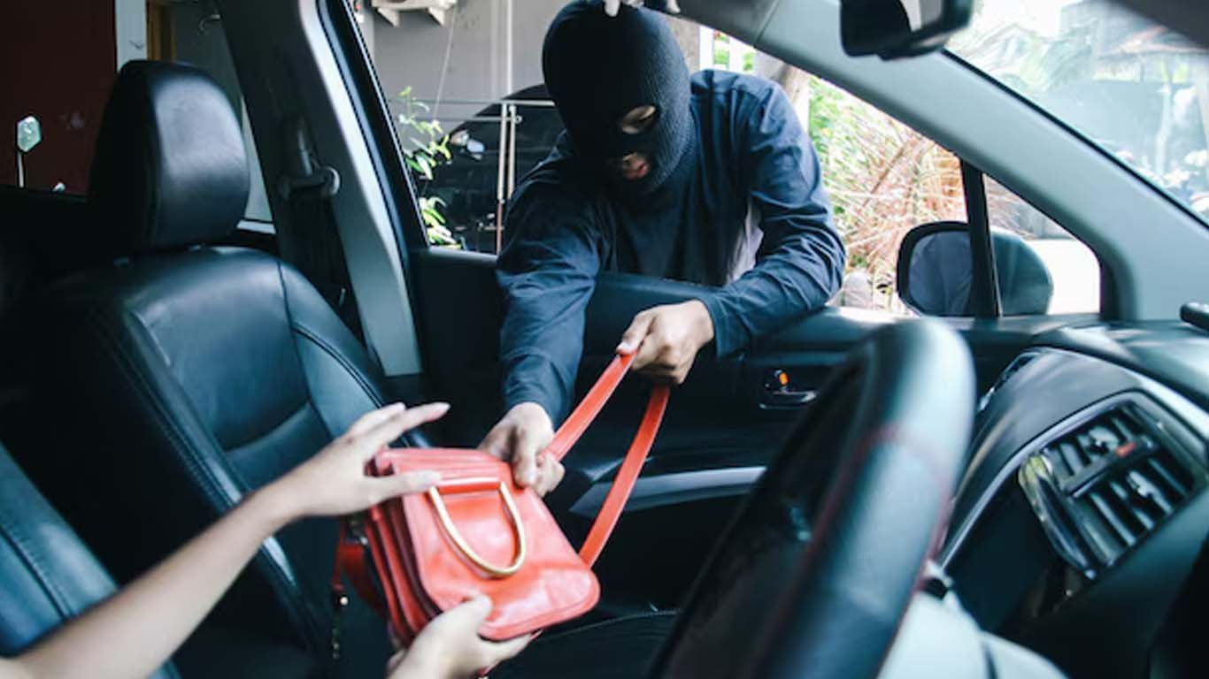 کراچی میں امریکا سے واپس آنے والی فیملی گھر کی دہلیز پر لٹ گئی