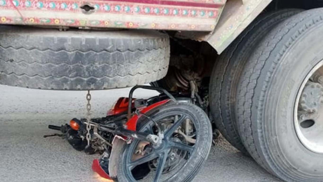 کراچی: دندناتے تیز رفتار ڈمپر نے ایک اور شہری کو کچل دیا