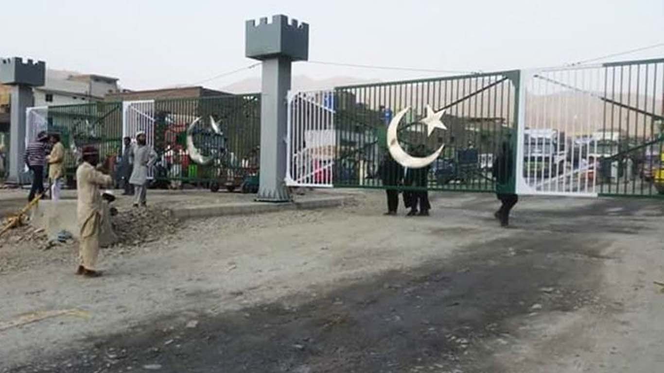 پاک افغان کشیدگی کے بعد طورخم بارڈر ہر قسم کی آمد و رفت کیلئے بند