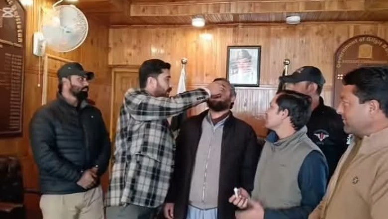 اسسٹنٹ کمشنر نے انکار کرنے پر بچے کیساتھ والد کو بھی ذبردستی پولیو سے بچاؤ کے قطرے پلادیے