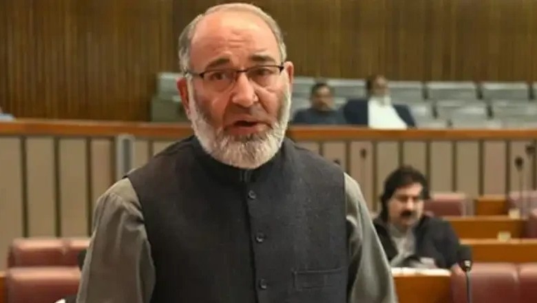 سینیٹر مشتاق نئے سیاسی قافلے میں شامل ہوگئے