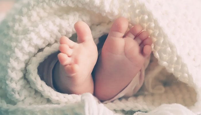 کراچی میں ماں باپ نے مبینہ طور پر نومولود بچی کو چوتھی منزل سے نیچے پھینک کر مار ڈالا