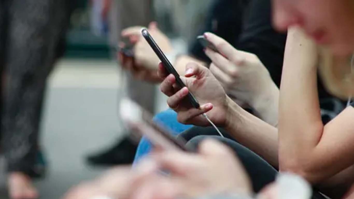 موبائل کا بے دریغ استعمال، بچوں میں میوپیا پھیلنے کا انکشاف