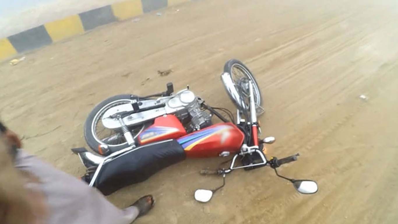 تین ہٹی مزار کے قریب منی ٹرک نے موٹر سائیکل سوار کر کچل دیا