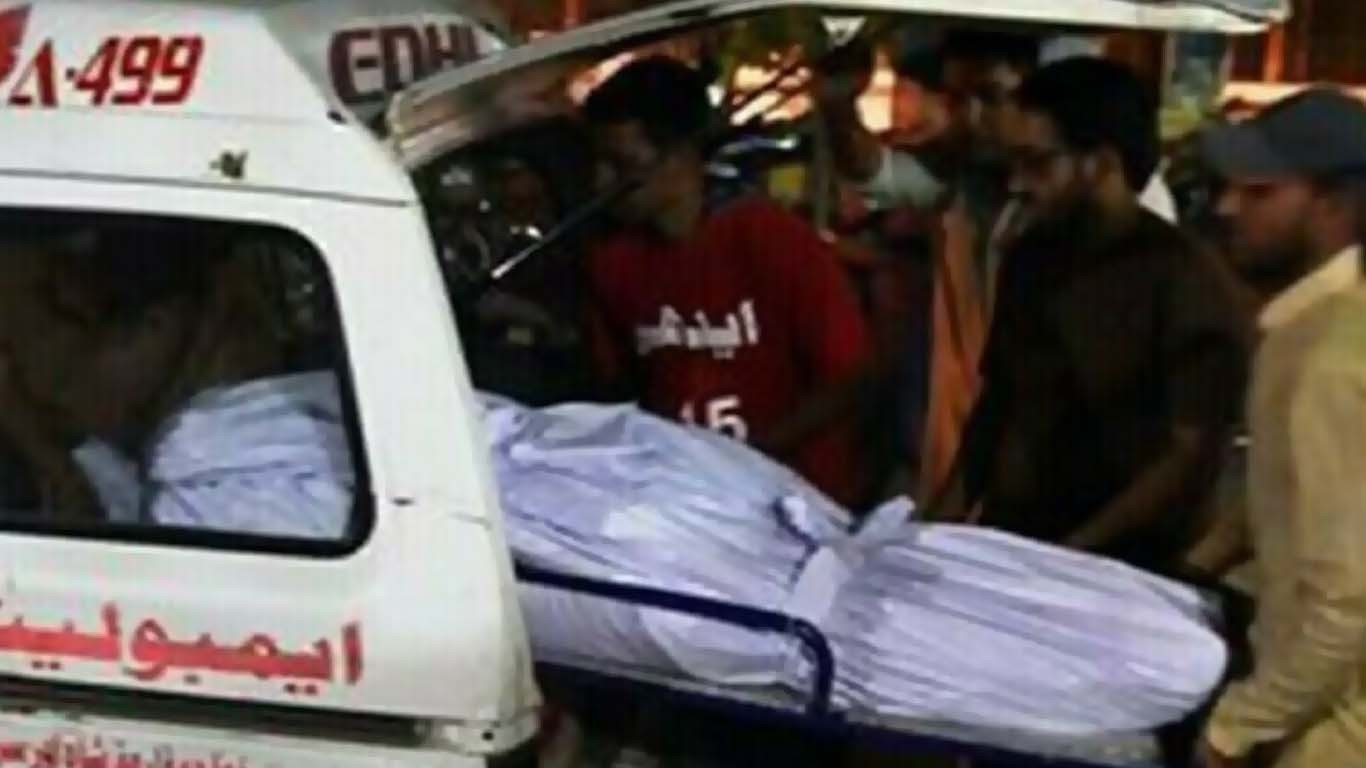 ٹریلر نے موٹر سائیکل سوار فیملی کو روند دیا، ماں سمیت 3 بچے جاں بحق