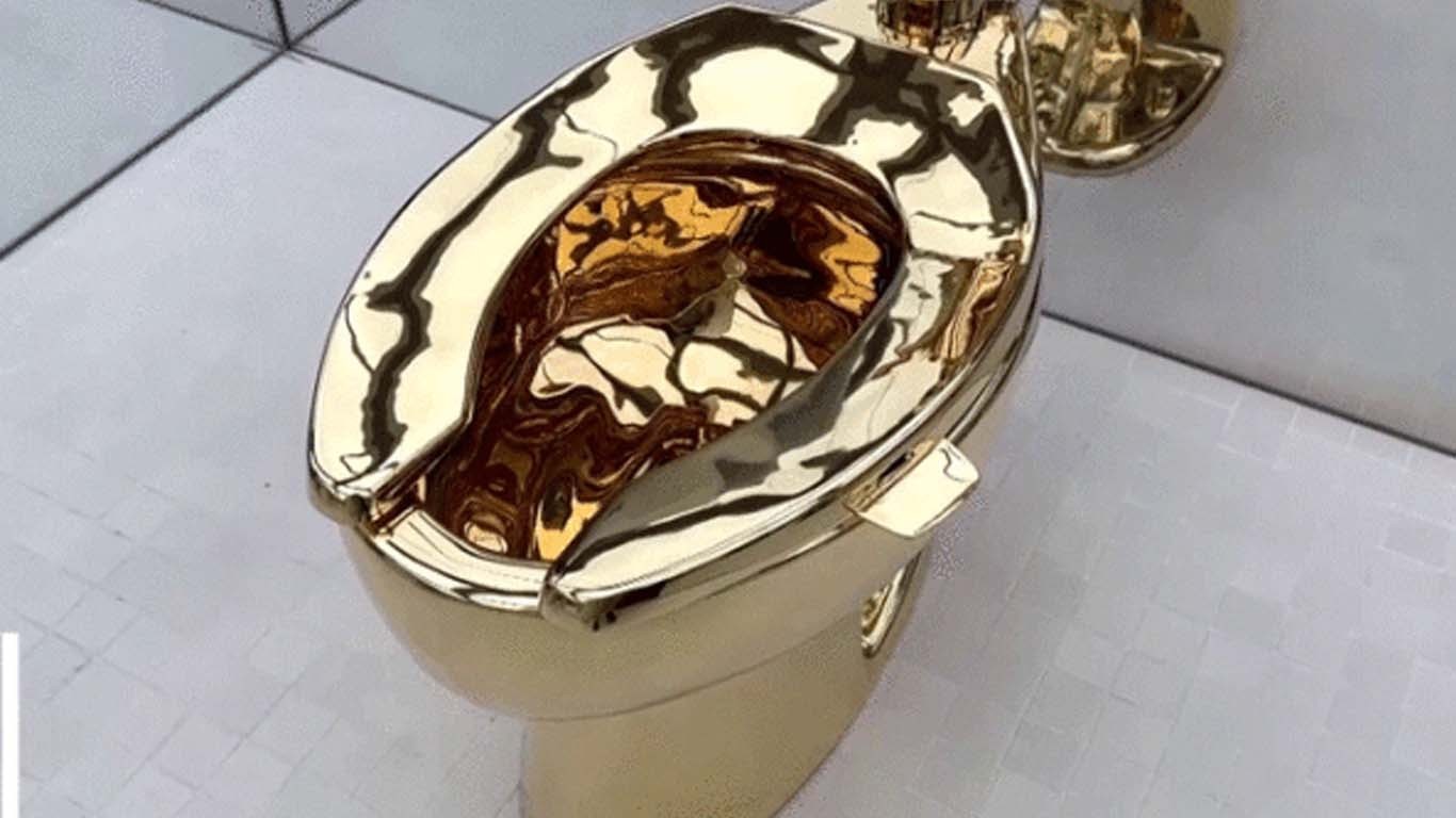 سونے سے بنے ڈھائی من وزنی کموڈ کی نیلامی کب ہوگی؟ تاریخ سامنے آگئی