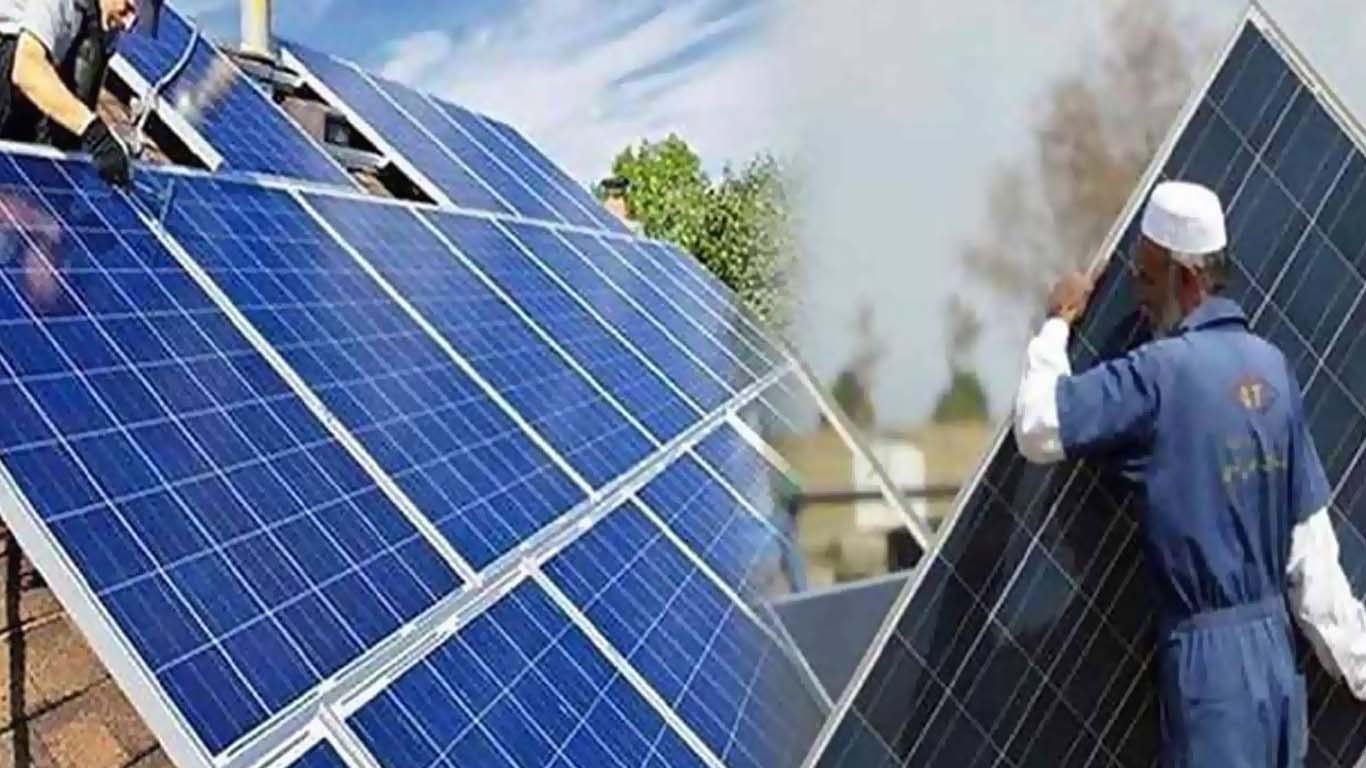 وفاقی حکومت نے سولر صارفین پر عائد جنرل سیلز ٹیکس موخر کر دیا