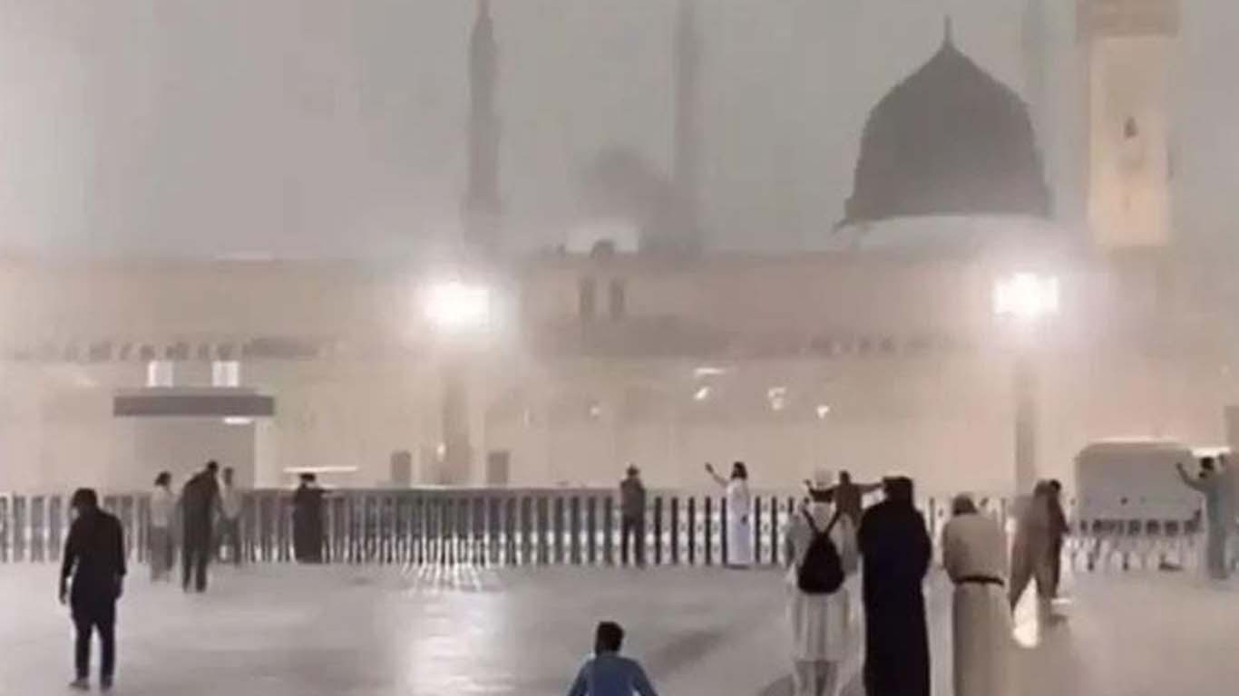 سعودی عرب میں طوفانی بارش، تیز ہوائوں سے چھتیں گر گئیں