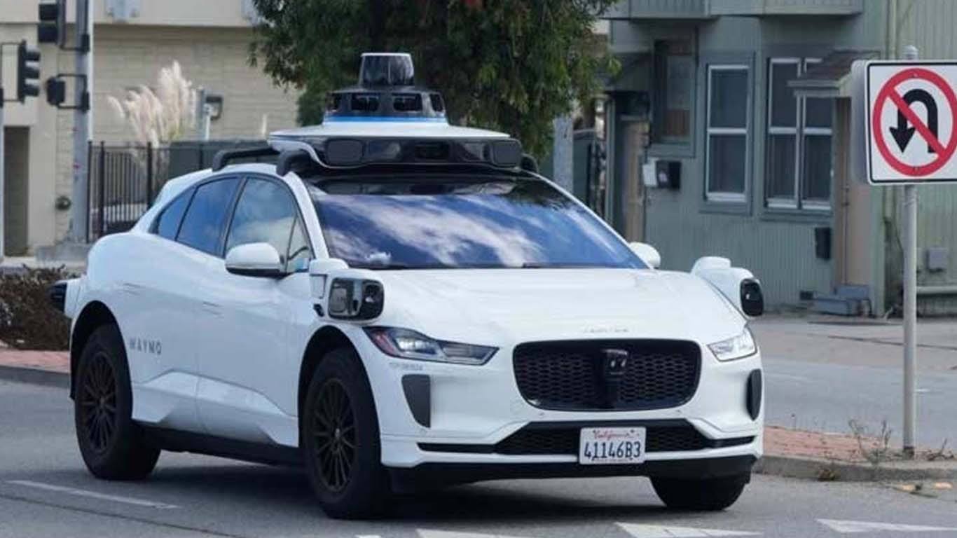 پاکستان کی پہلی بغیر ڈرائیور کے چلنے والی کار کی کامیاب ٹیسٹ ڈرائیو