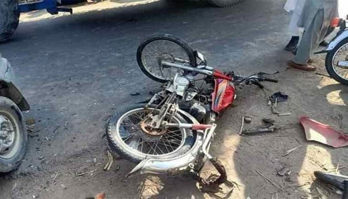 ریس لگاتے ڈمپر نے موٹر سائیکل سوار ہو کچل دیا، 3 سوار تھے