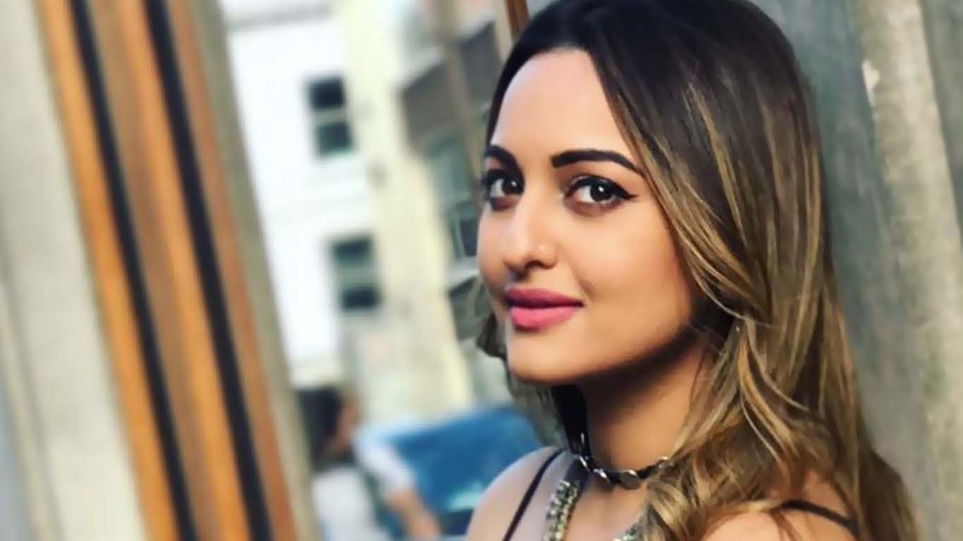 سوناکشی سنہا نے ایئر انڈیا کو آڑے ہاتھوں لے لیا