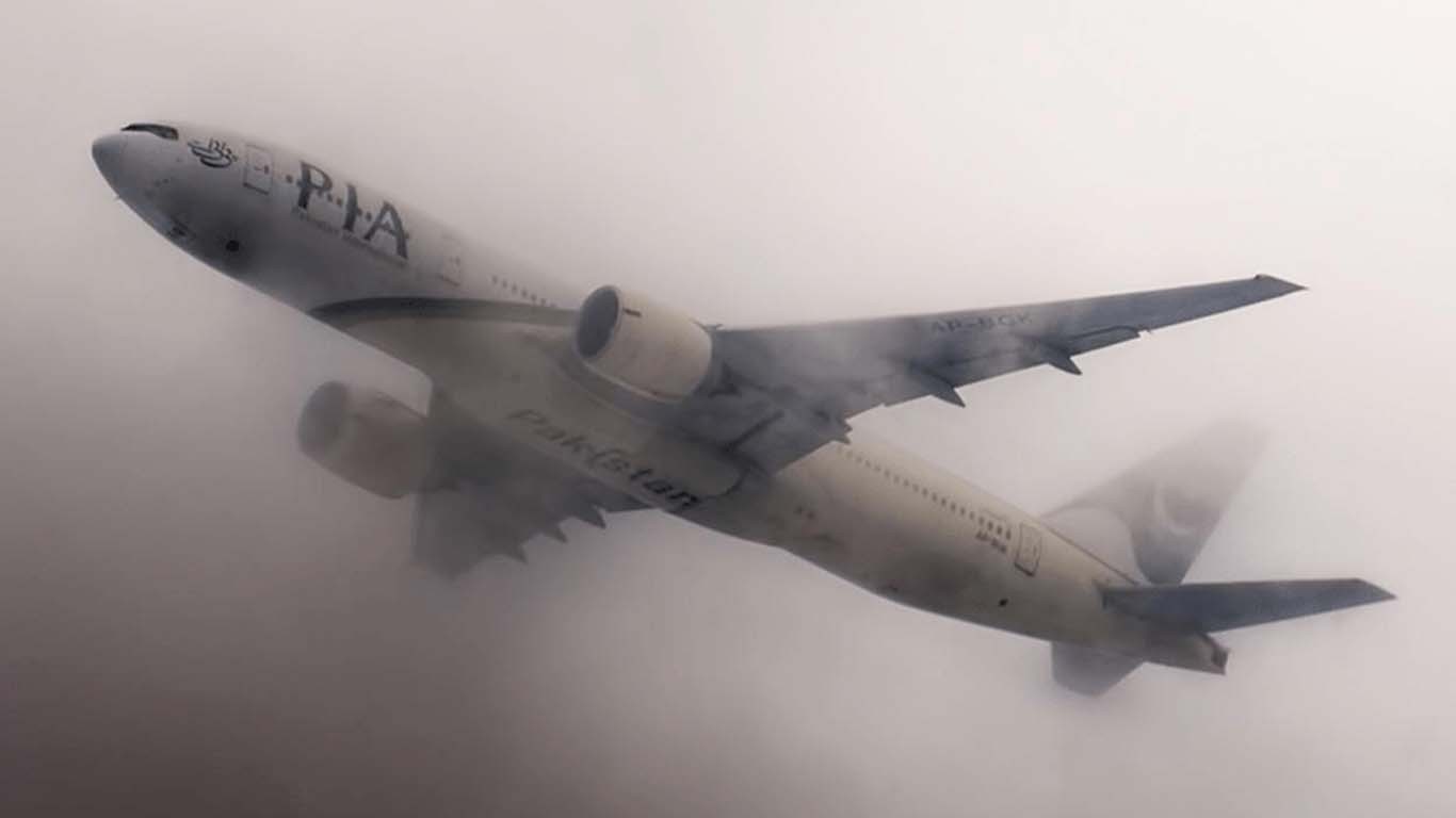 کراچی میں شدید دھند، متعدد پروازوں کا رخ موڑ دیا گیا