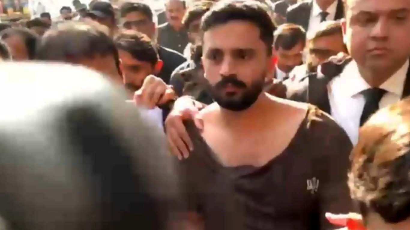 کراچی: سٹی کورٹ میں وکلا کا رجب بٹ پر تشدد، ویڈیو سامنے آگئی