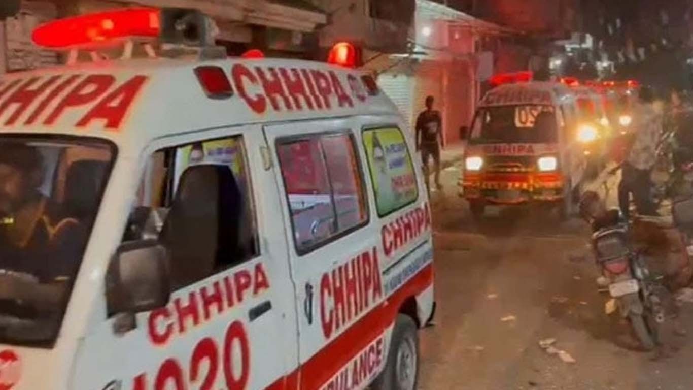 کراچی : تیز رفتار بس نے موٹر سائیکل سوار کو کچل دیا