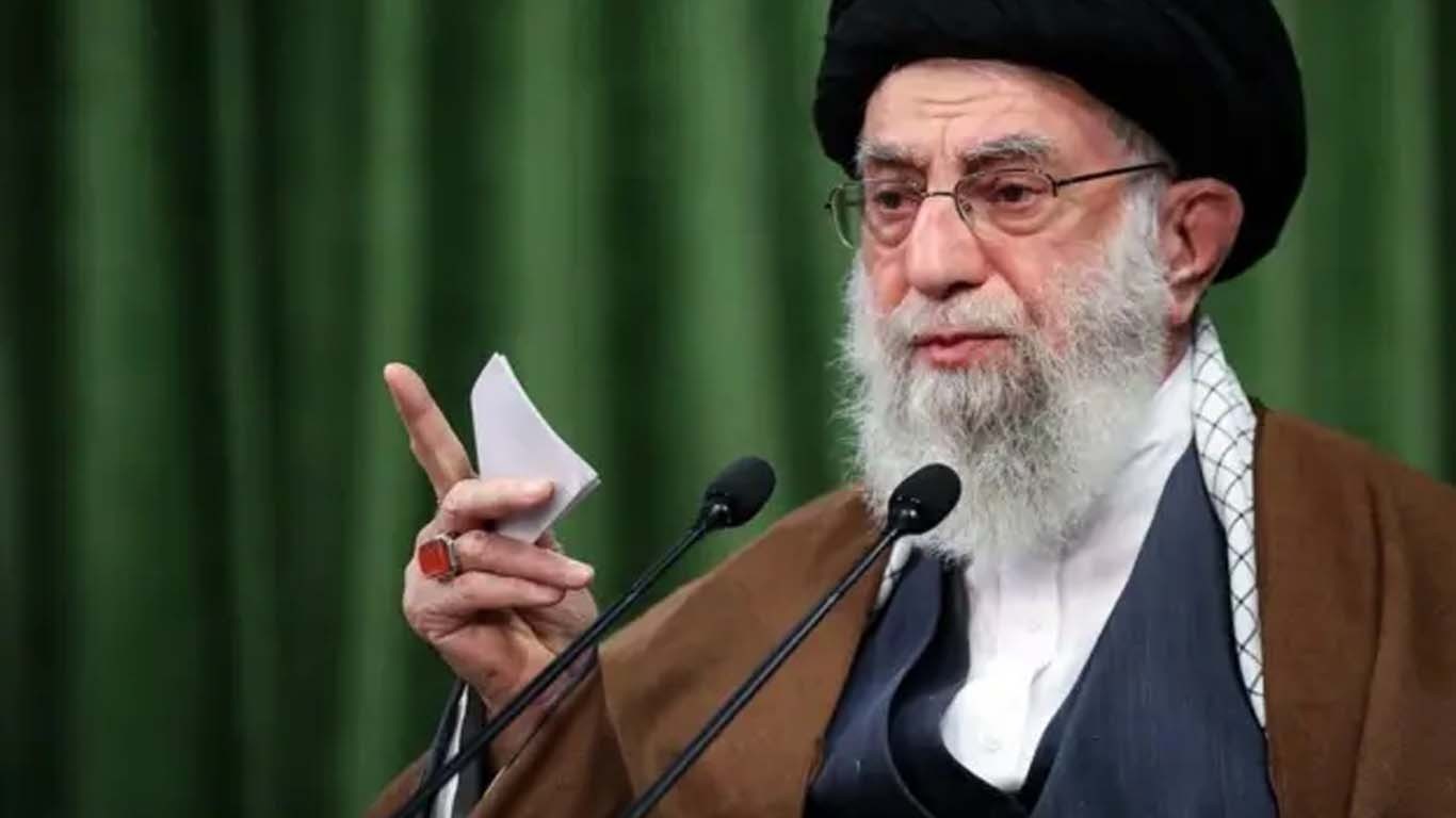 ایرانی قوم مضبوط، طاقتور اور باخبر ہے، سید علی خامنہ ای