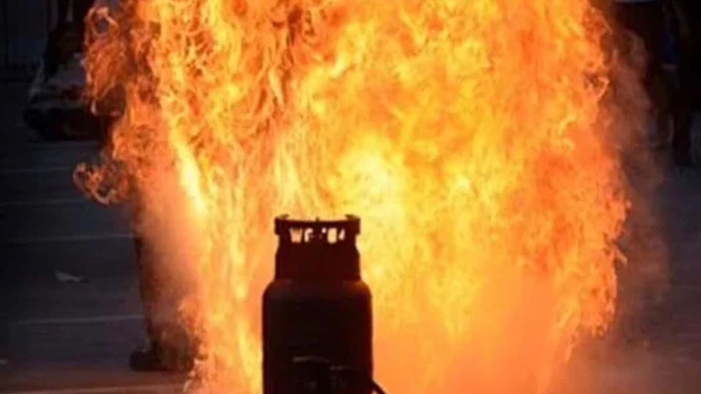 کراچی میں گیس سلنڈر دھماکا، گھر مکمل تباہ، 4 زخمی