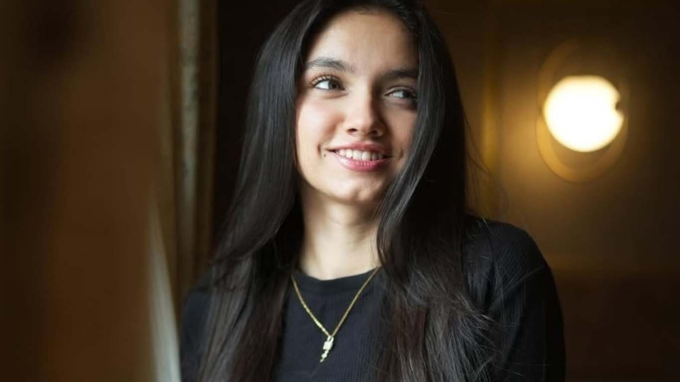 عینا آصف نے اپنی اصل عمر بتادی؟