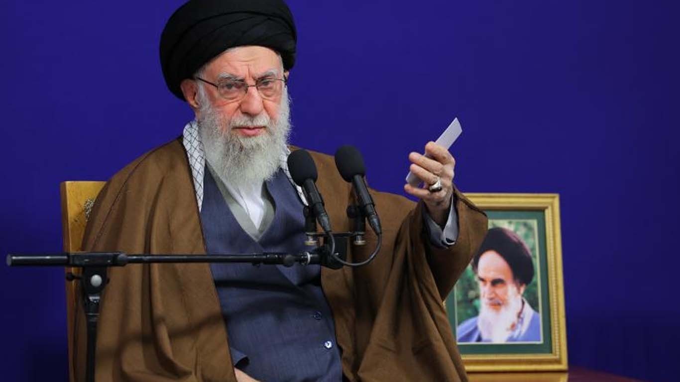 آیت اللہ خامنہ ای کی زندگی کے مختلف پہلوؤں پر ایک نظر!