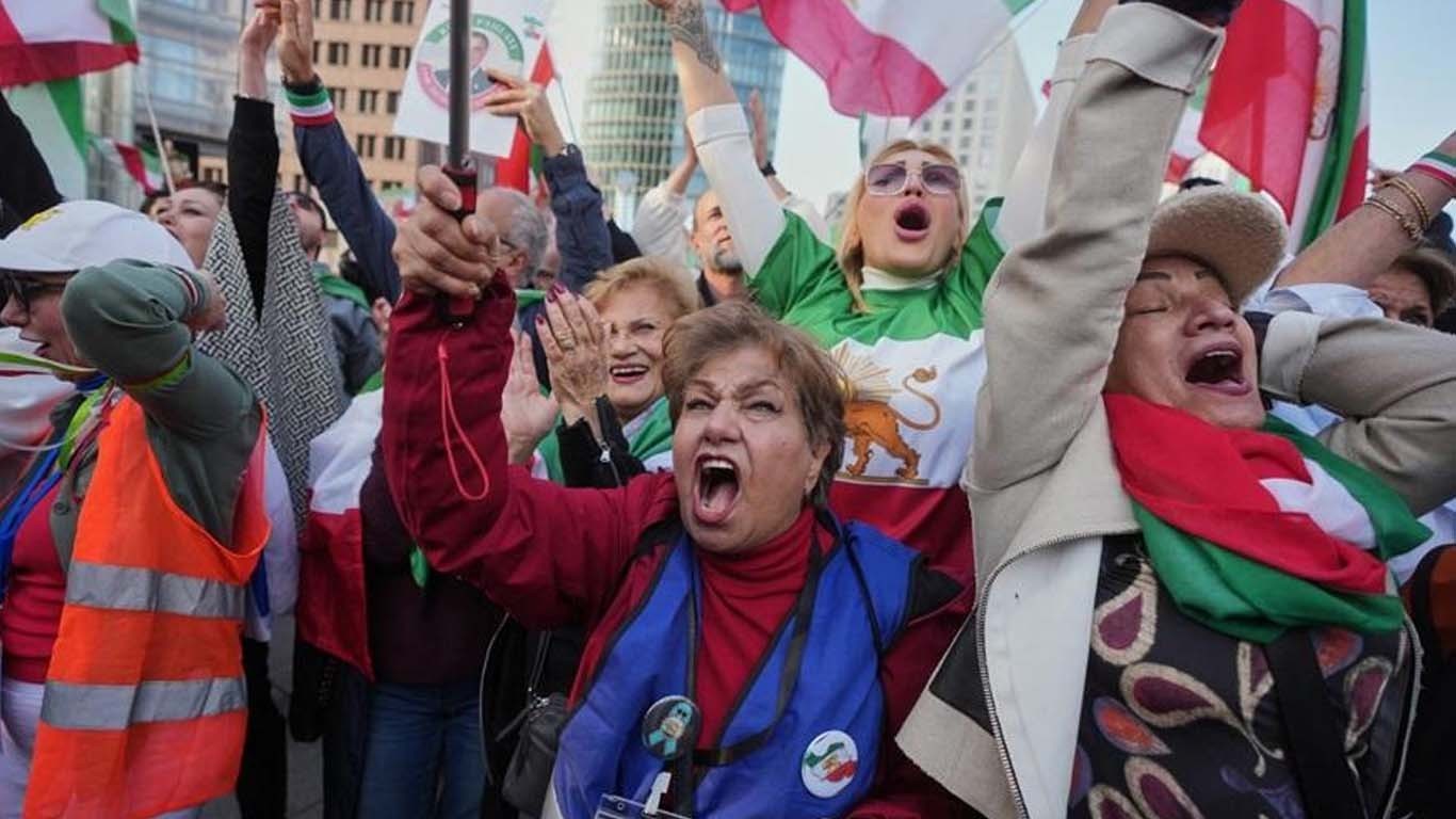 ایران پر حملوں کے خلاف امریکا اور لندن میں بڑے پیمانے پر مظاہرے