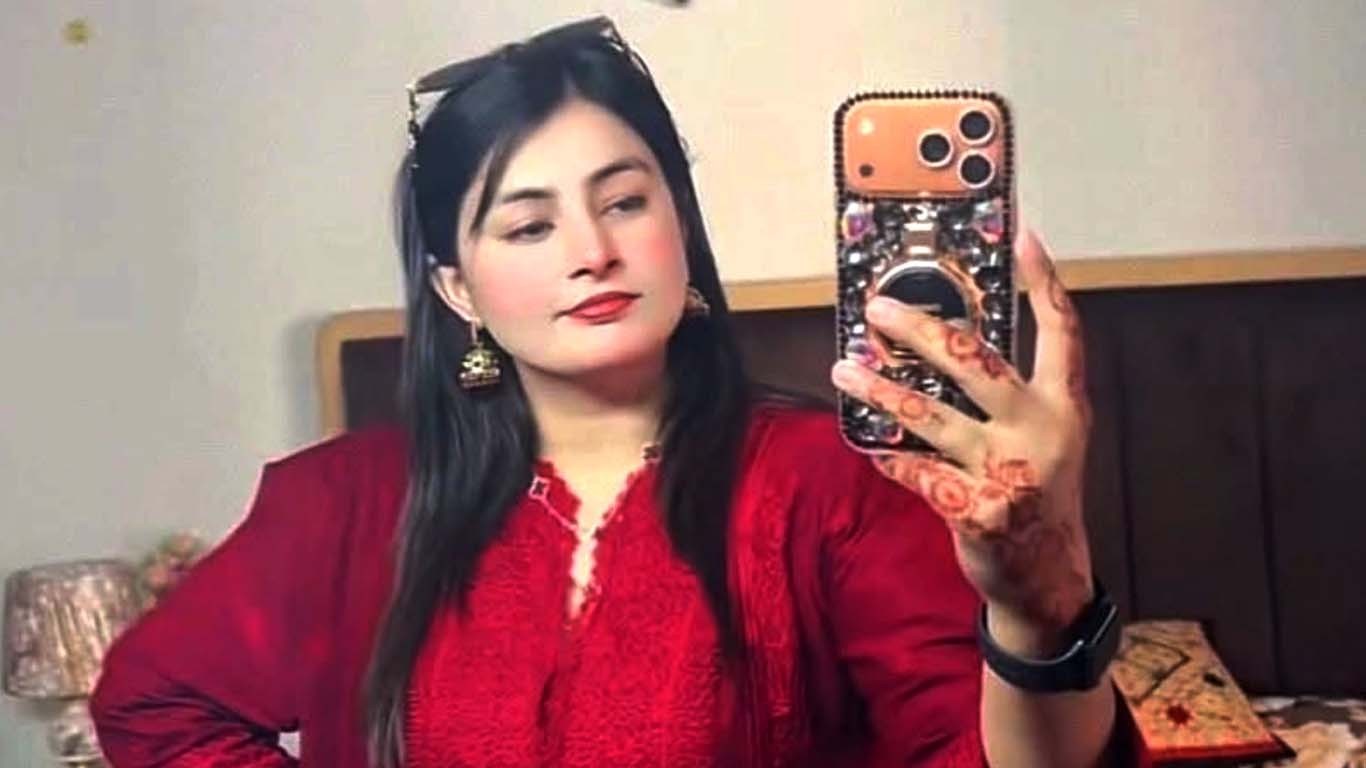 معروف پشتو ٹک ٹاکر ثنا جاوید عرف 'آؤٹ لوفرہ' غیرت کے نام پر قتل