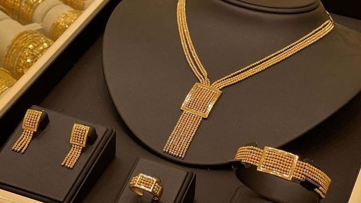 سونے کی فی تولہ قیمت میں 15 ہزار 300 روپے کا اضافہ