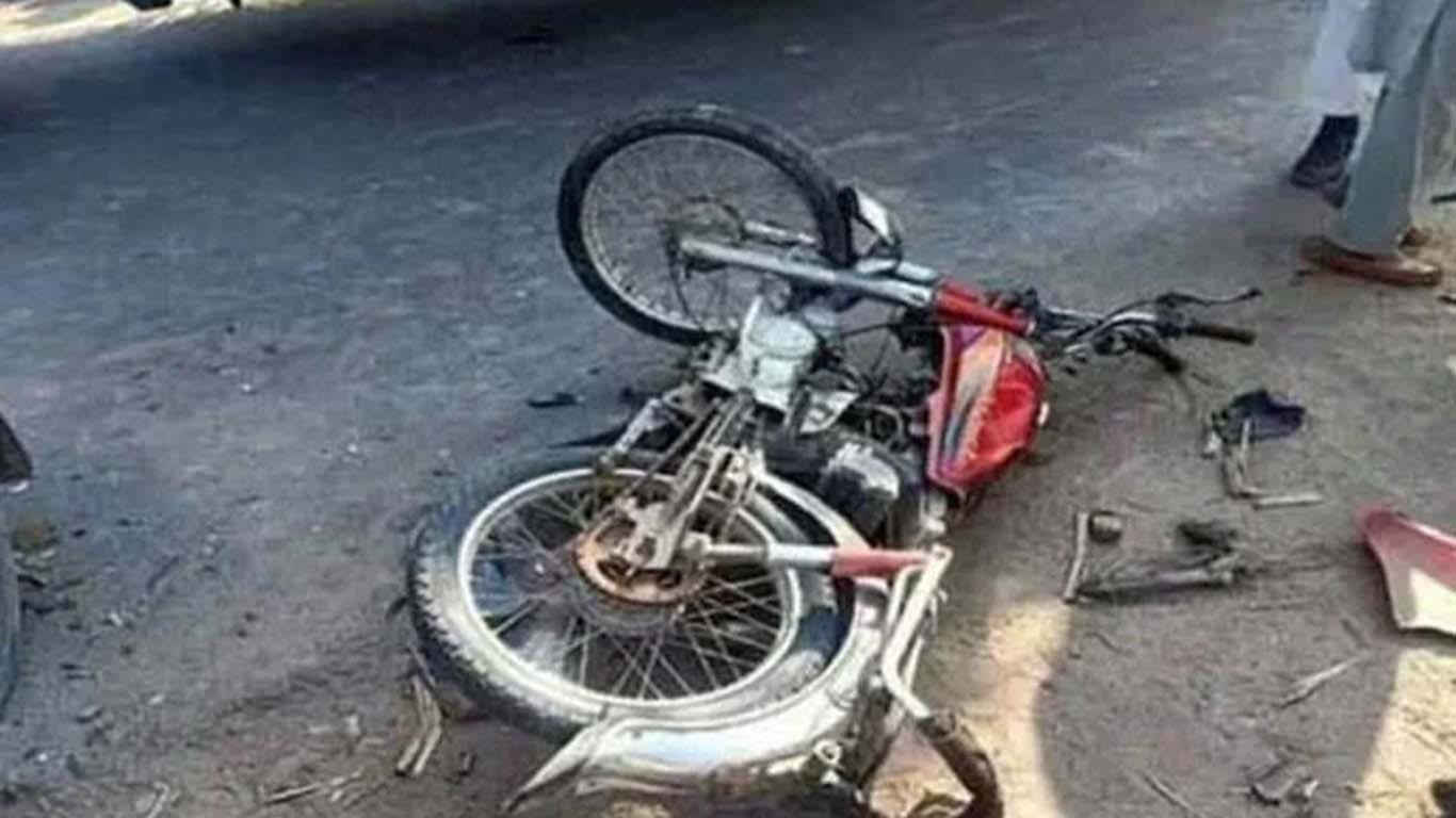 کراچی: آئل ٹینکر کی موٹرسائیکل کو ٹکر، 2 بہنیں جاں بحق، بھائی زخمی