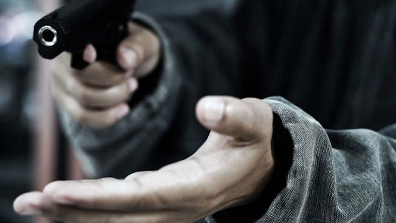 کراچی: ڈاکو دودھ کی دکان سے 6 لاکھ لوٹ کر فرار، ویڈیو سامنے آگئی