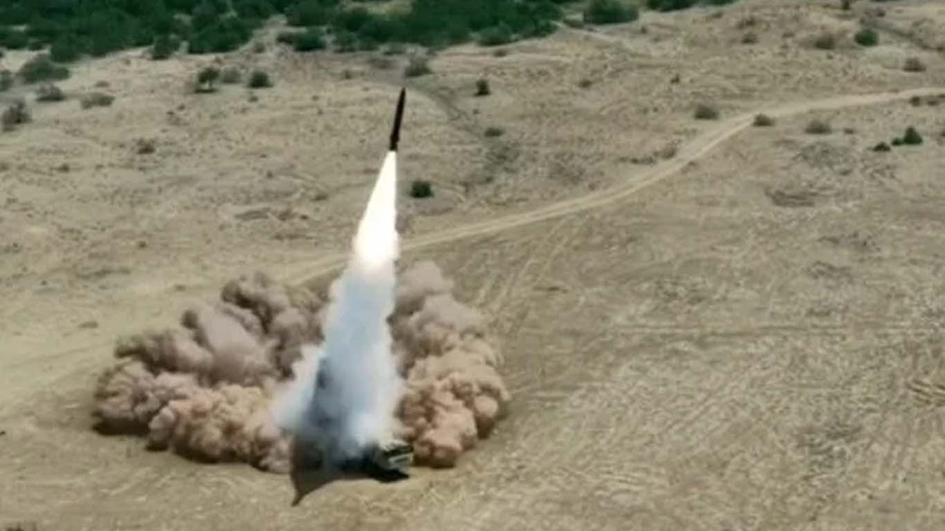 پاکستان آرمی راکٹ فورس کمانڈ کا فتح II میزائل کا کامیاب تجربہ