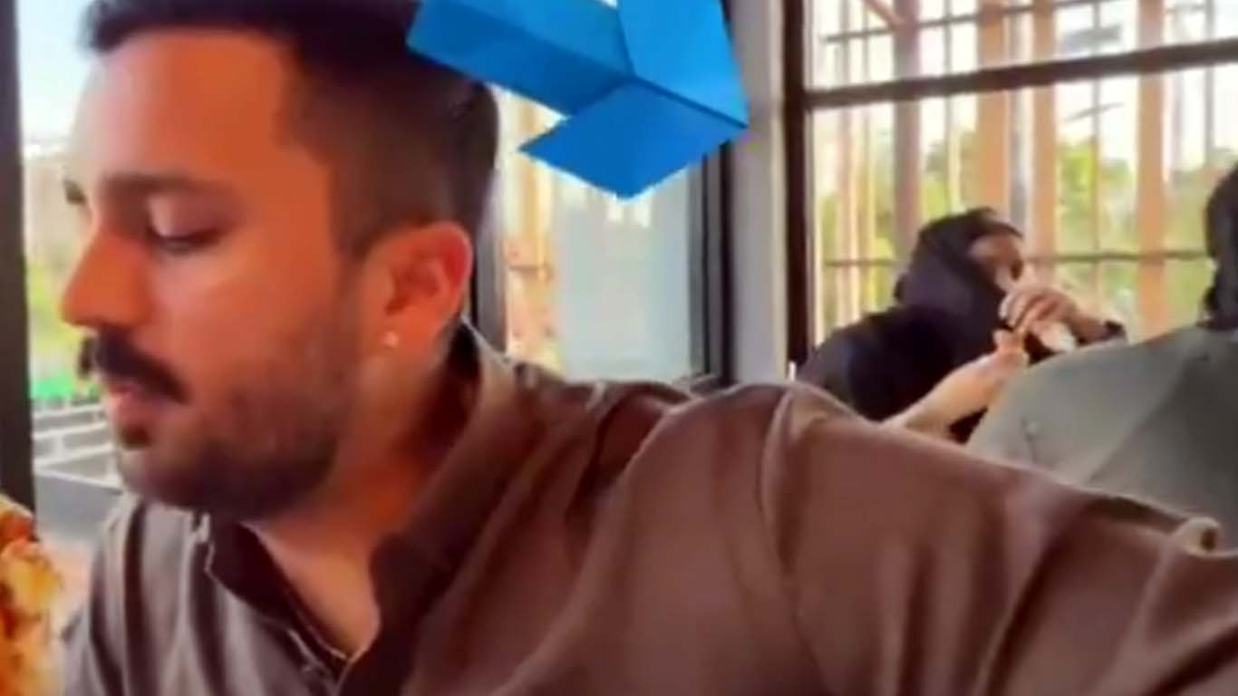 رجب بٹ کے وی لاگ بنانے کے دوران ہوٹل میں بیٹھی خاتون نے کیا کیا؟