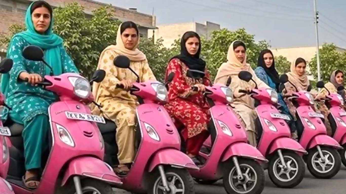 سندھ: خواتین کے لیے 1000 مزید پنک ای وی اسکوٹیز اور نئی بس سروسز کا فیصلہ