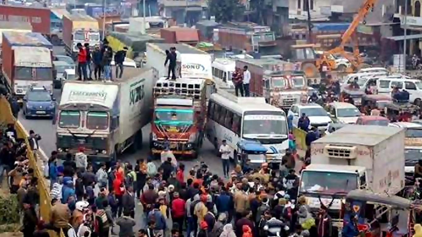کراچی میں چالان اور بھاری جرمانوں سے تنگ بس مالکان کا 18 جون سے ہڑتال کا اعلان