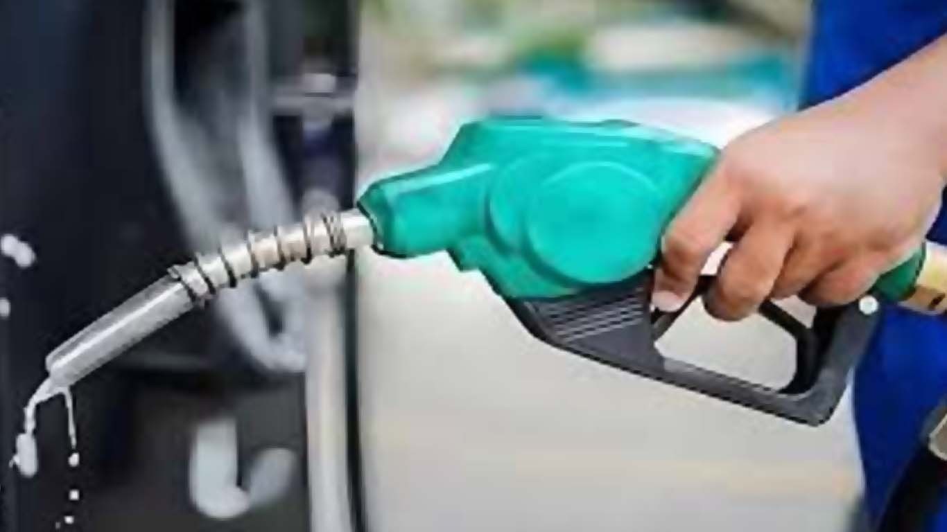 پیٹرول کی قیمت میں 55 روپے تک بڑی کمی کا امکان