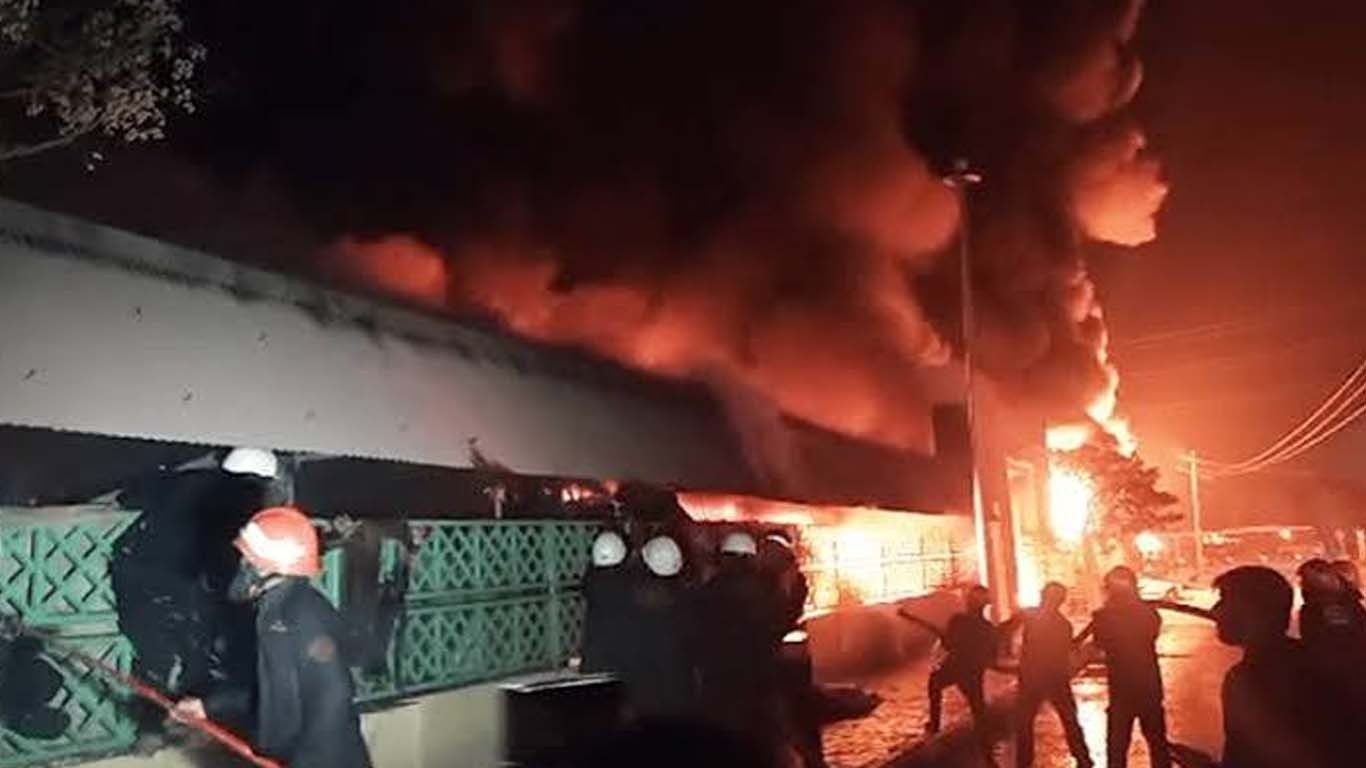 اسلام آباد: ایچ 9  اتوار بازار میں آگ لگنے سے 335 دکانیں اور اسٹالز خاکستر