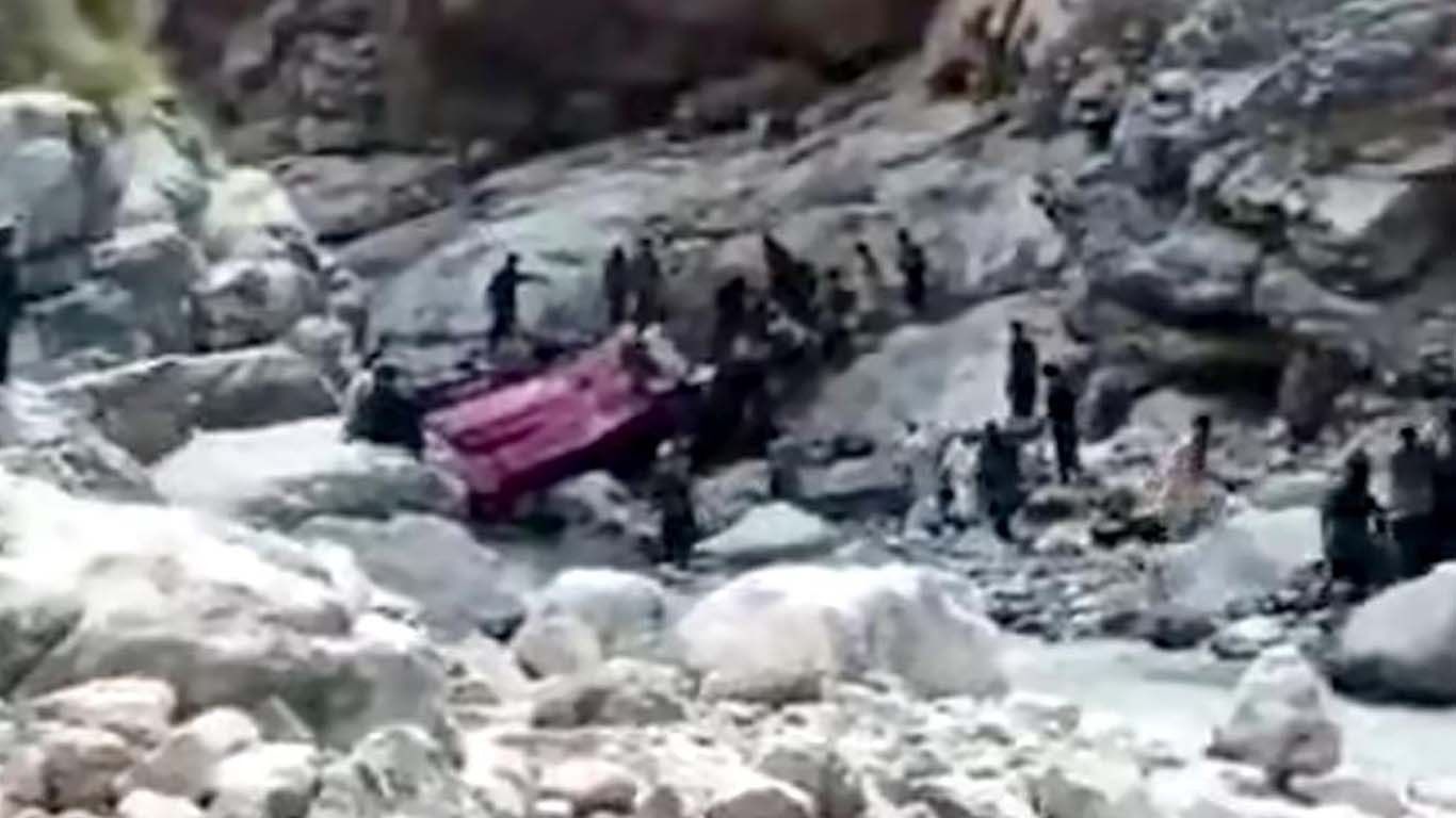 کوئٹہ سے پشاور جانے والی مسافر بس حادثے میں 40 افراد جان سے گئے