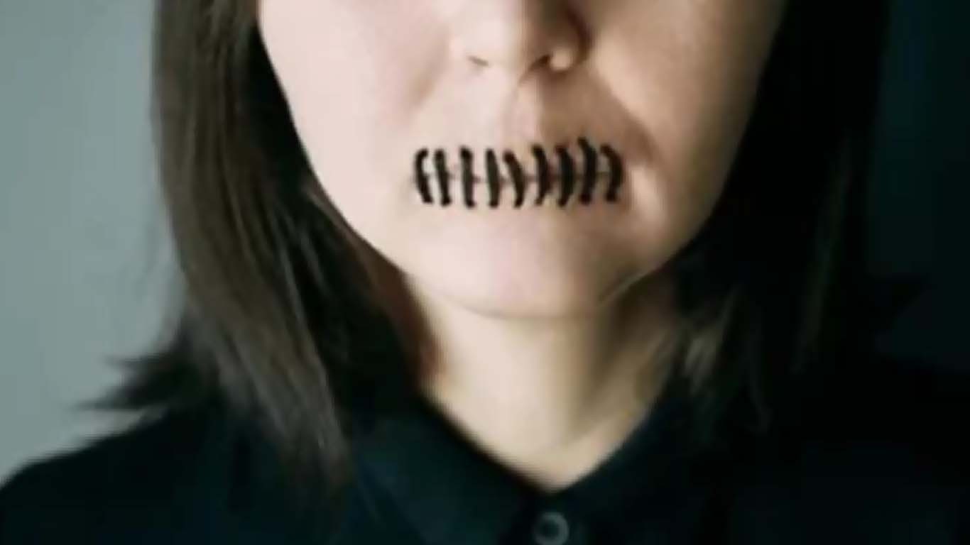 خاتون نے اپنی ہاؤس میٹ کے ہونٹ سی دیئے