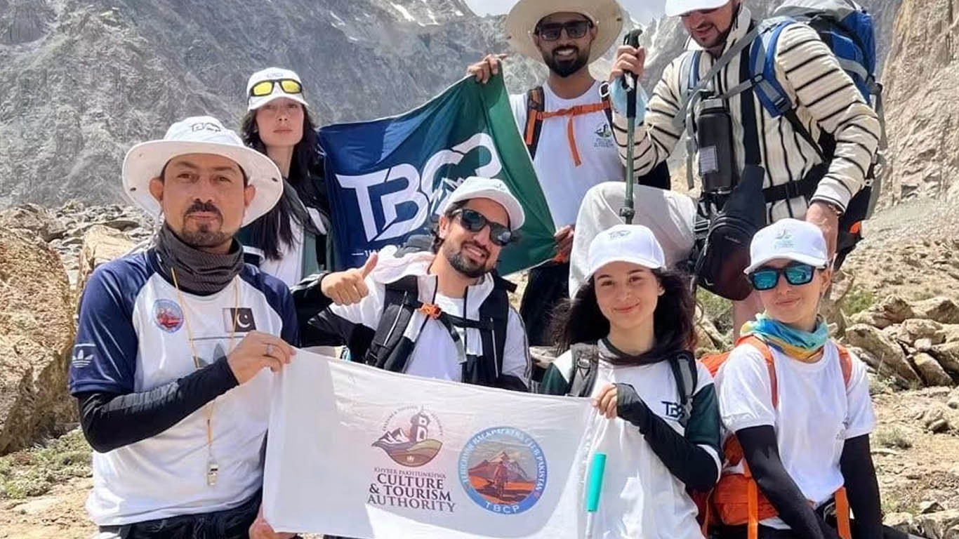 پاکستانی مرد و خواتین ٹریکرز نے چترال میں (5050 میٹر) بلند چوٹی کامیابی سے عبور کرلی