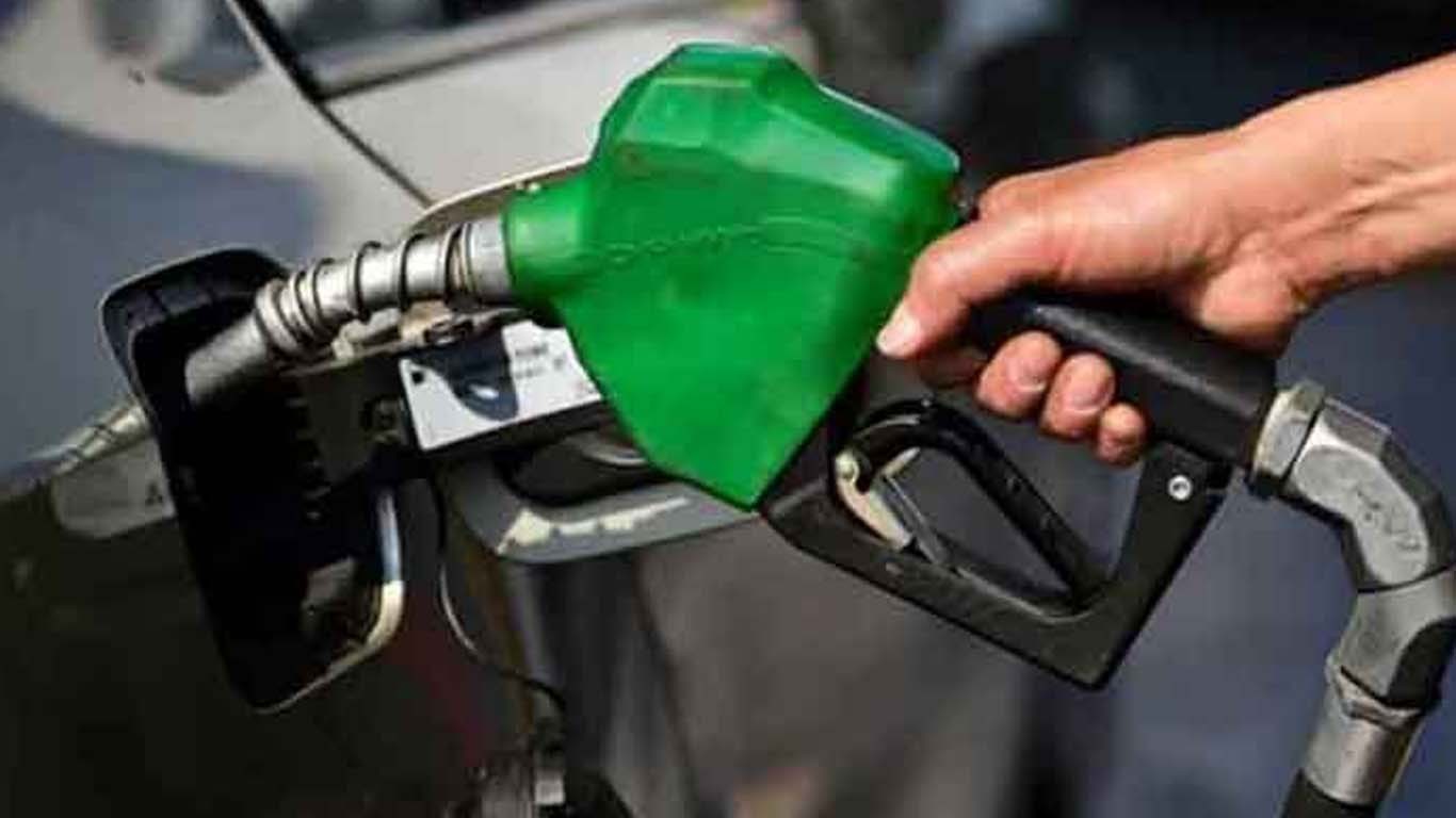 حکومت نے اگلے تین روز کیلیے پیٹرول کی قیمت 12 پیسے کم کردی