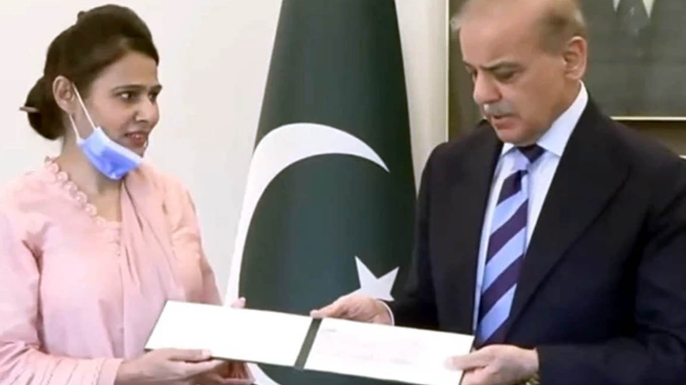 پمز آتشزدگی: نومولود کو بچانے والی نرس کو تمغہ خدمت اور ایک کروڑ انعام دینے کا اعلان