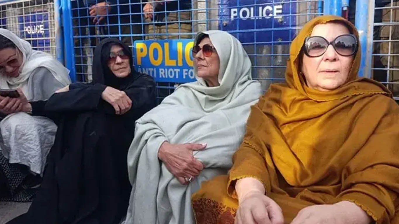 علیمہ کے بعد نورین نیازی اور عظمی خان بھی 30 روز کیلئے نظر بند
