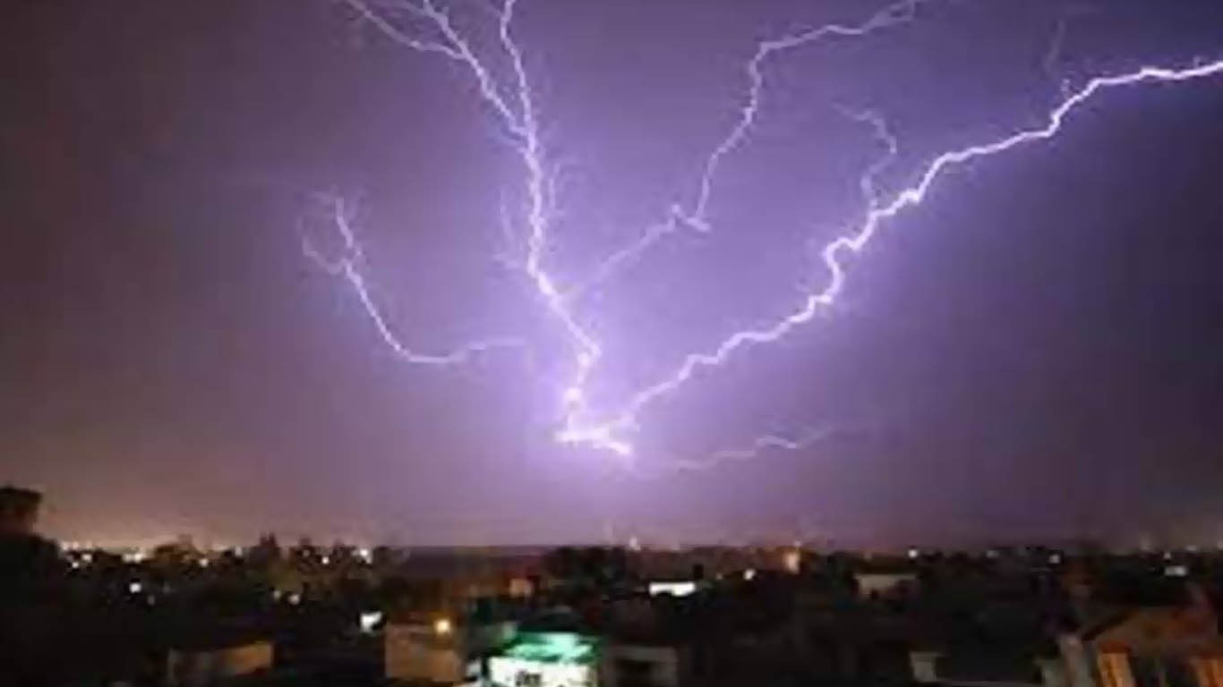 بارش کے دوران بجلی گرنے سے خاتون جان سے گئی