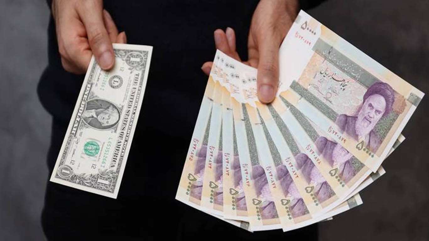 ایران میں امریکی ڈالر کی قیمت 24  لاکھ 45 ہزار ریال سے تجاوز